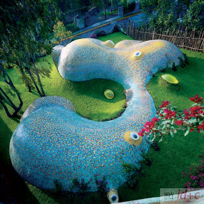 在这个建筑的前方斜坡状的石壁设计——暗示人们前乌斯马尔城的所在